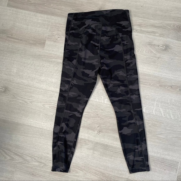 Leggings Athleta camo leggings ULTIMATE 7/8 TIGHT size S - Picture 3 of 8